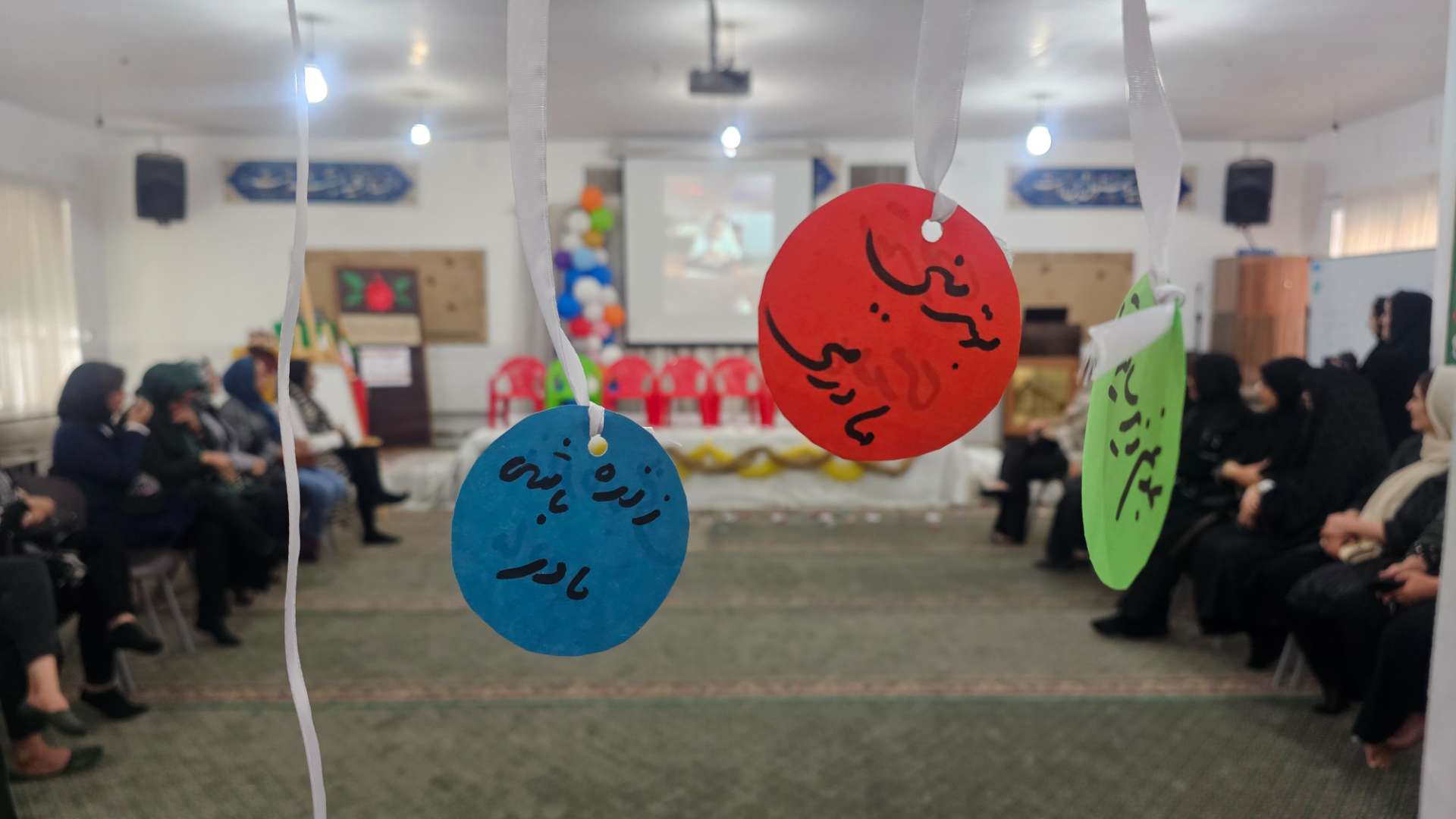 ر مثل مادر، تجلیل از مقام مادر توسط شکوفه های پایه اول